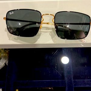 Ray, ban pilot glasses. Very cool. Dark green gray.